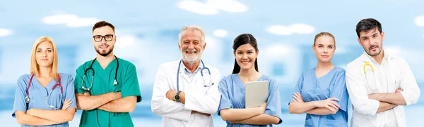 Doctor working in hospital with other doctors. — Stock Photo, Image