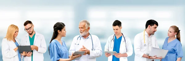 Médico que trabalha no hospital com outros médicos . — Fotografia de Stock