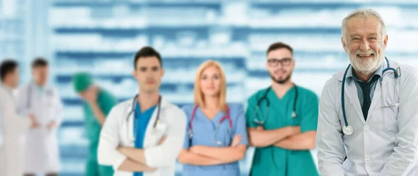 Arzt arbeitet im Krankenhaus mit anderen Ärzten zusammen. — Stockfoto