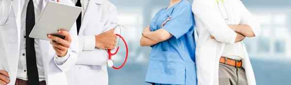 Médico que trabalha no hospital com outros médicos . — Fotografia de Stock