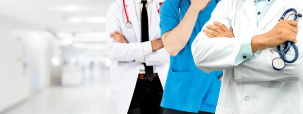 Médico que trabalha no hospital com outros médicos . — Fotografia de Stock