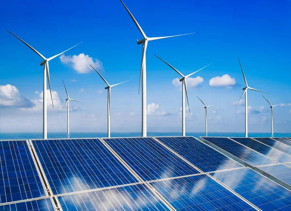太阳能电池板和风力涡轮机农场清洁能源. — 图库照片