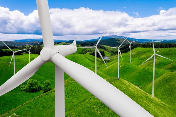 Fazenda de turbinas eólicas na bela paisagem da natureza . — Fotografia de Stock