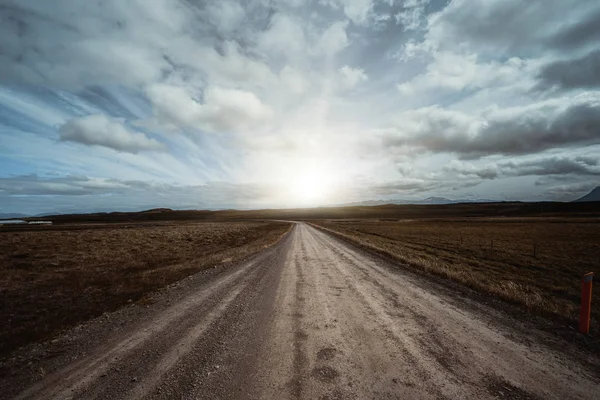 Camino de tierra vacío a través del paisaje rural . — Foto de Stock