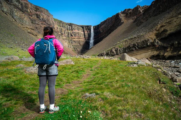 Пеший туризм на водопаде Хенгифосс, Исландия . — стоковое фото