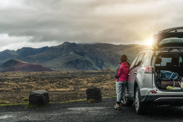 Femme Voyage touristique en voiture SUV en Islande. — Photo