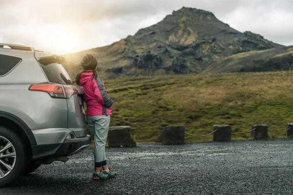 Mulher viagens turísticas de carro SUV na Islândia. — Fotografia de Stock