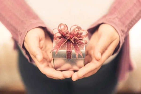 Mulher mão segurando caixa de presente de Natal presente . — Fotografia de Stock