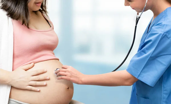 Gravid kvinna och gynekolog doktor vid sjukhuset — Stockfoto