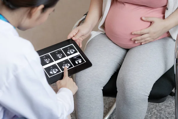 Donna incinta e ginecologo medico presso l'ospedale — Foto Stock