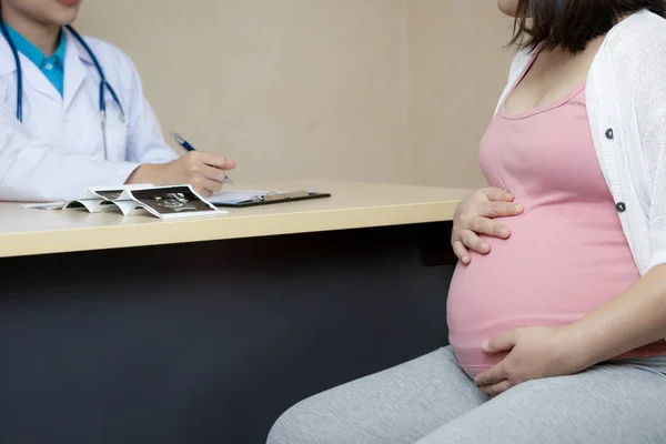 병원에서의 임신부와 산부인과 의사 — 스톡 사진
