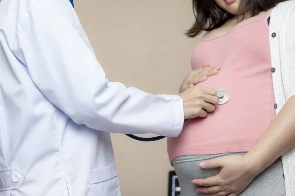 Donna incinta e ginecologo medico presso l'ospedale — Foto Stock