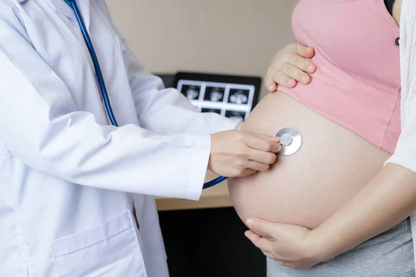 Gravid kvinna och gynekolog doktor vid sjukhuset — Stockfoto