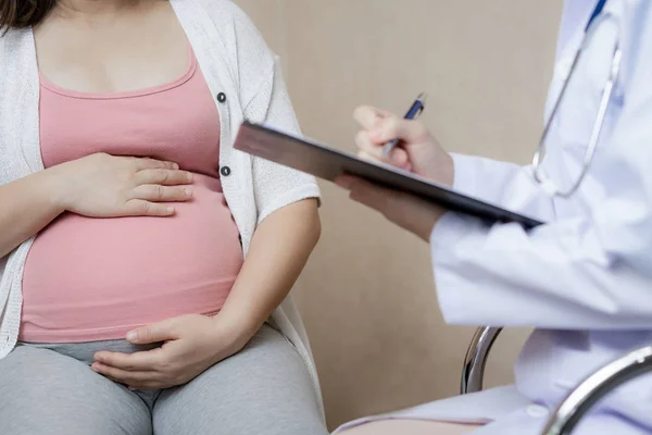 Gravid kvinna och gynekolog doktor vid sjukhuset — Stockfoto