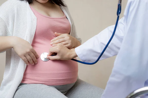 Mulher Grávida e Ginecologista Médica do Hospital — Fotografia de Stock