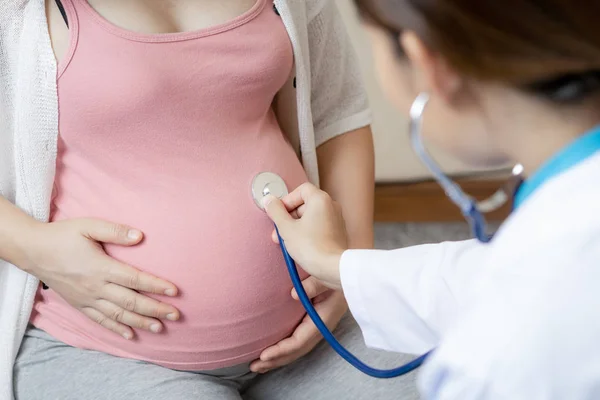 Mulher Grávida e Ginecologista Médica do Hospital — Fotografia de Stock