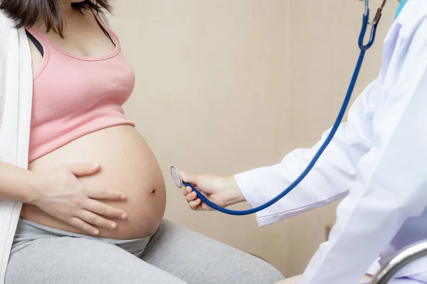 Terhes nő és nőgyógyász orvos a kórházban — Stock Fotó