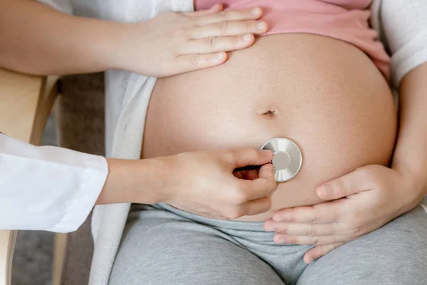 Mulher Grávida e Ginecologista Médica do Hospital — Fotografia de Stock