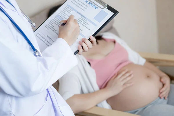 Donna incinta e ginecologo medico presso l'ospedale — Foto Stock