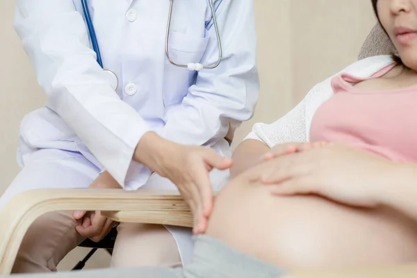 Mujer embarazada y médico ginecólogo en el hospital — Foto de Stock