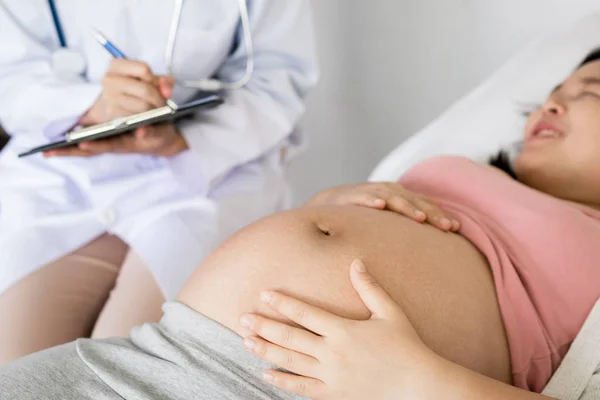 Donna incinta e ginecologo medico presso l'ospedale — Foto Stock