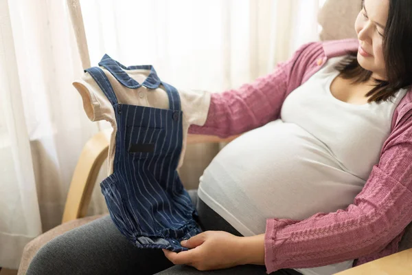 Mujer embarazada feliz y esperando un bebé en casa. — Foto de Stock