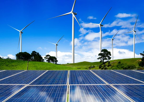 Solarpaneel und Windkraftpark für saubere Energie. Stockbild