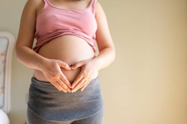 Mutlu hamile bir kadın ve evde bebek bekliyor..