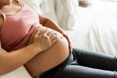 Mutlu hamile bir kadın ve evde bebek bekliyor..