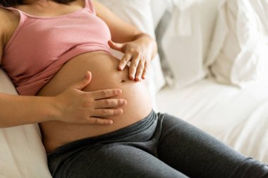 Mutlu hamile bir kadın ve evde bebek bekliyor..