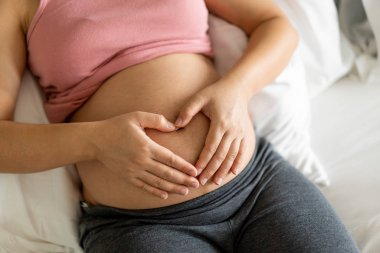 Mutlu hamile bir kadın ve evde bebek bekliyor..