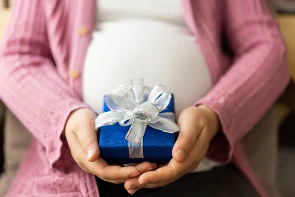 Mujer embarazada feliz y esperando un bebé en casa. — Foto de Stock