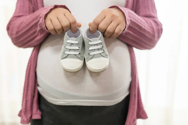 幸せな妊娠中の女性と期待赤ちゃんに家. — ストック写真