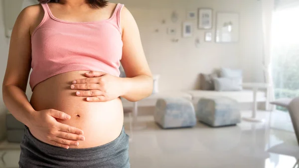 Boldog terhes nő és várandós baba otthon. — Stock Fotó