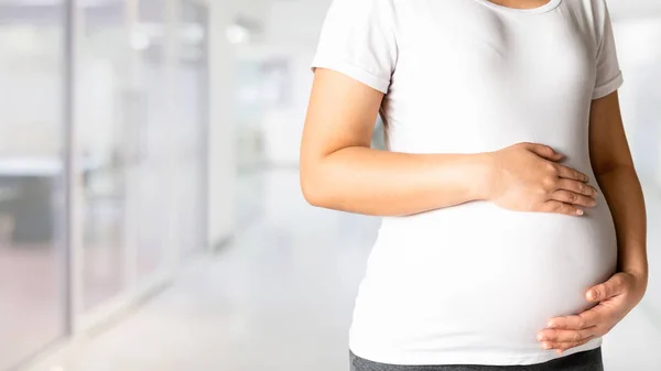 Těhotná žena na nemocniční zdravotní kontrole. — Stock fotografie