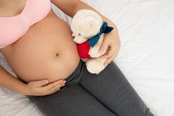 Щаслива вагітна жінка і очікування дитини вдома . — стокове фото