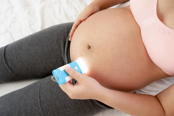 Felice donna incinta e in attesa di bambino a casa. — Foto Stock