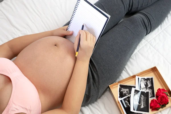 Felice donna incinta e in attesa di bambino a casa. — Foto Stock