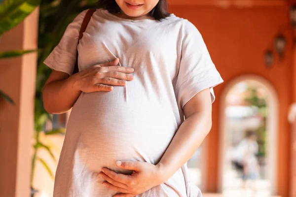 幸せな妊娠中の女性と期待赤ちゃんに家. — ストック写真