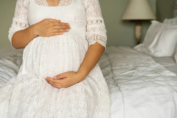 Gelukkig zwangere vrouw en verwacht baby thuis. — Stockfoto