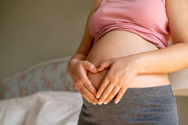 Gelukkig zwangere vrouw en verwacht baby thuis. — Stockfoto