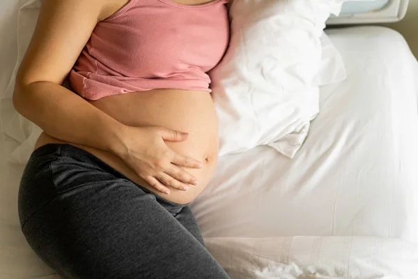 Ευτυχισμένη έγκυος γυναίκα και περιμένει μωρό στο σπίτι. — Φωτογραφία Αρχείου