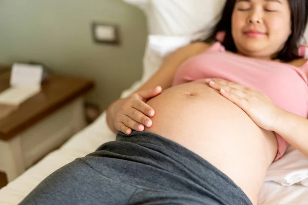 Mulher grávida feliz e esperando bebê em casa. — Fotografia de Stock