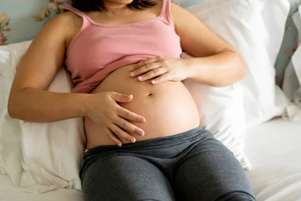 Ευτυχισμένη έγκυος γυναίκα και περιμένει μωρό στο σπίτι. — Φωτογραφία Αρχείου