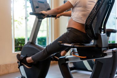 Aktif hamile kadın spor salonu..