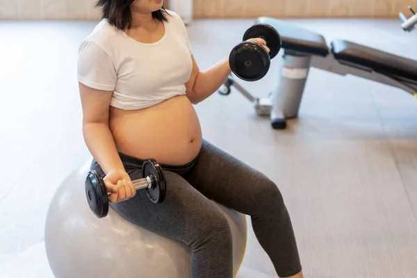 在健身中心积极锻炼的孕妇. — 图库照片