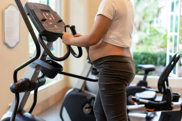 Ejercicio activo de mujer embarazada en el gimnasio. —  Fotos de Stock