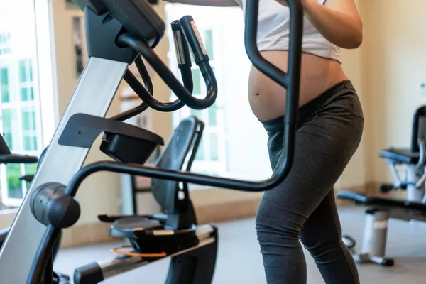 Exercice actif pour femme enceinte dans un centre de fitness. — Photo