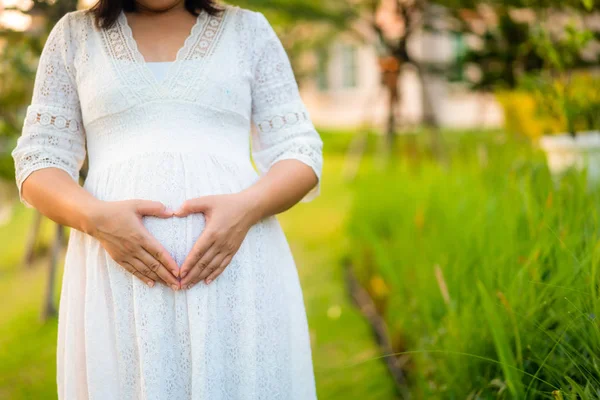 妊娠中の女性は庭の家で幸せ. — ストック写真