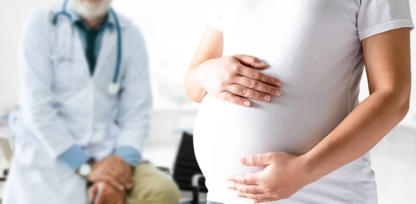 Wanita hamil dan dokter kandungan di rumah sakit. — Stok Foto